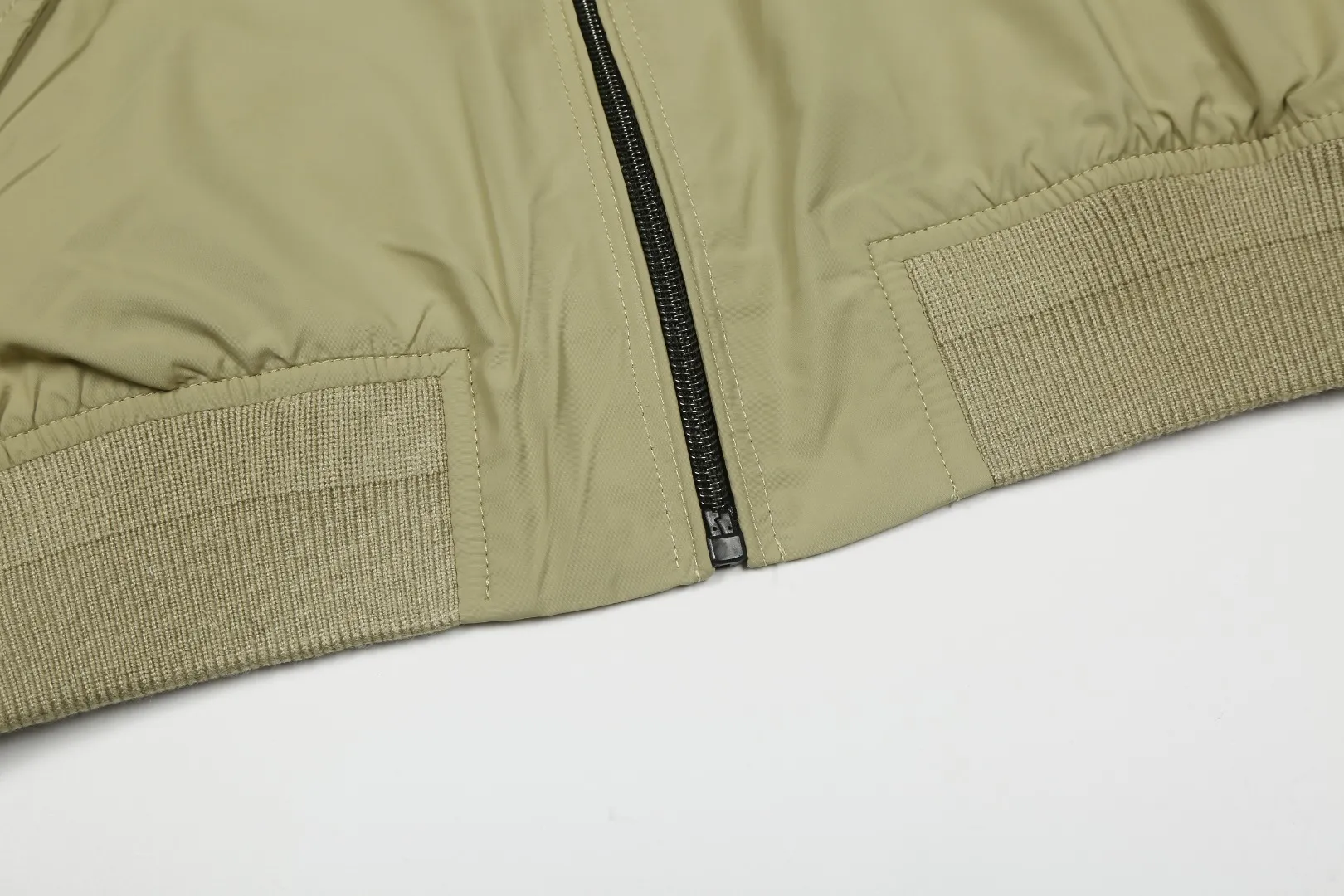 P320 White background picture [Evergreen all year round] Style number: 25025# (on sale all year round) Color: black/light card/gray white Size: S to XL - Ralph Lauren/Ralph Lauren SS25 new double-layer windproof and water-repellent classic old cadre style light casual jacket - double-layer design same color inside and outside S237 high-density micro-water-repellent craft fabric (100% T) ✅ | - Custom-woven double-layer rabbit velvet needle thread, non-market wrong version of mercerized cotton ✅ - Customized two-color webbing strip on the back collar, with zipper side pockets inside ✅ - POLO brand zipper, genuine leather zipper piece, dark and light two-color buttons ✅ - RL25SS new jacket The fabric is made of lightweight polyester fiber, windproof and waterproof, more lightweight, suitable for traveling or daily outdoor sports, simple line design and wide and neat tailoring, unisex style for both men and women Good for commuting, classic and durable